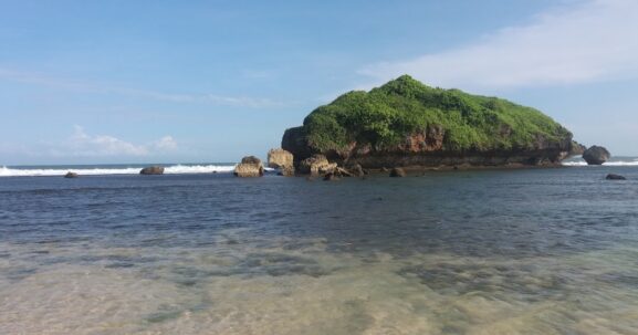 Eksplorasi Wisata Alam Pantai Sadranan, Yogyakarta